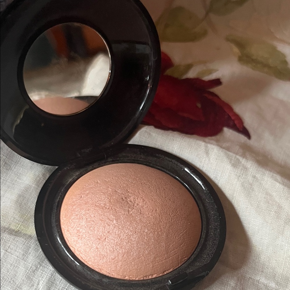 Pat McGrath lab under eye finish powder - Picture 3 of 4